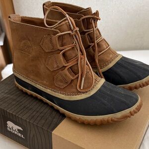 Sorel Women’s Tan and Black Rain Boots